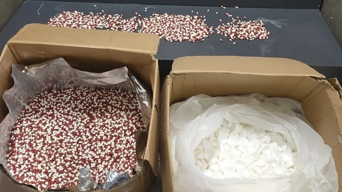 İzmir’de uyuşturucu tacirlerine geçit verilmedi: 104 bin 40 sentetik ecza ele geçirildi! İzmir’de uyuşturucu tacirlerine geçit verilmedi: 104 bin 40 sentetik ecza ele geçirildi!