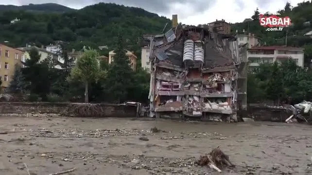 Kastamonu'nun Bozkurt ilçesinde sel nedeniyle yıkılan apartmanda çalışmalar sürüyor | Video