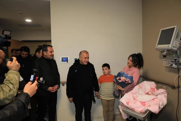 elazigda-yeni-yilin-ilk-dakikalarinda-4-bebek-dunyaya-geldi-1767221559280.jpg