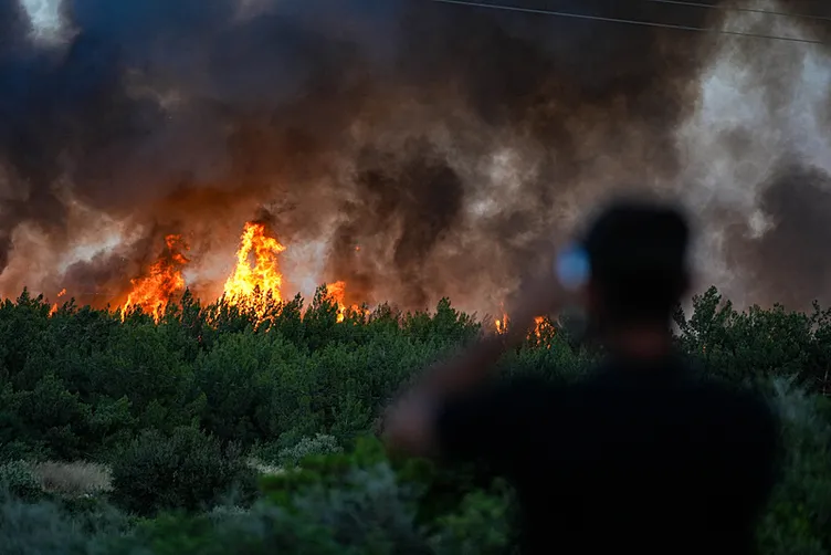 SON DAKİKA… İzmir’deki orman yangınında 3. gün! Ekiplerin cansiperane mücadelesi sürüyor: Kahreden görüntüler...