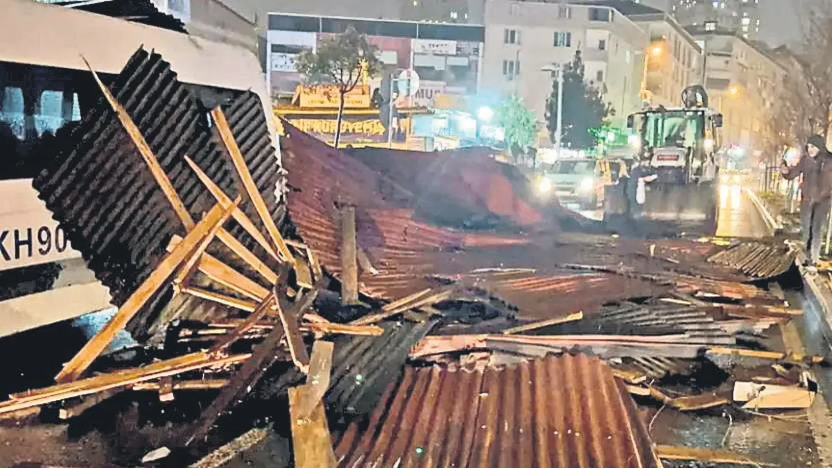 İstanbul’da çatılar uçtu