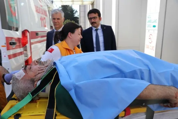 Sanatçı Esat Kabaklı Burdur'da trafik kazası geçirdi