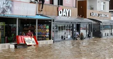 Sadece 10 dakika yağdı, kentte hayatı felç etti...