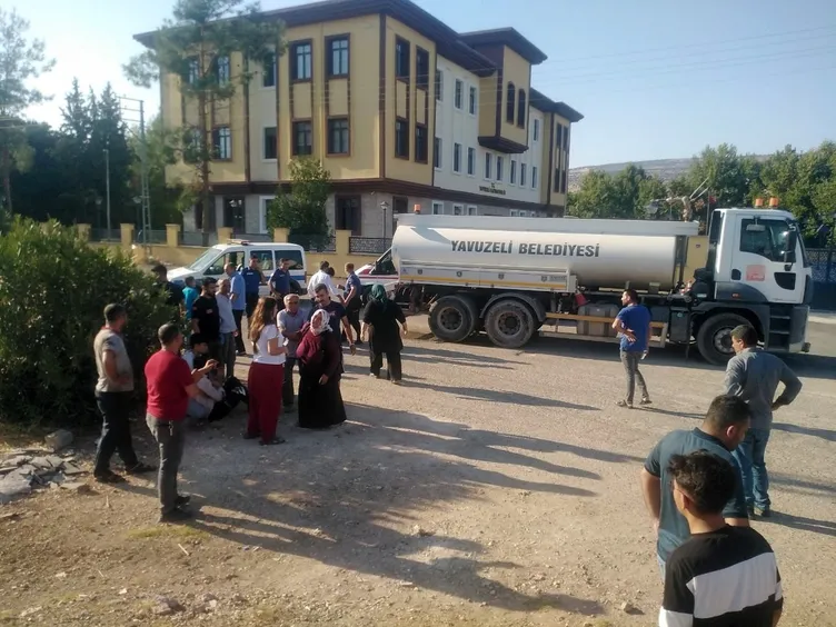 Küçük çocuk su tankerinin altında kaldı: Olay yerinde bulunan terlikleri yürek yaktı!