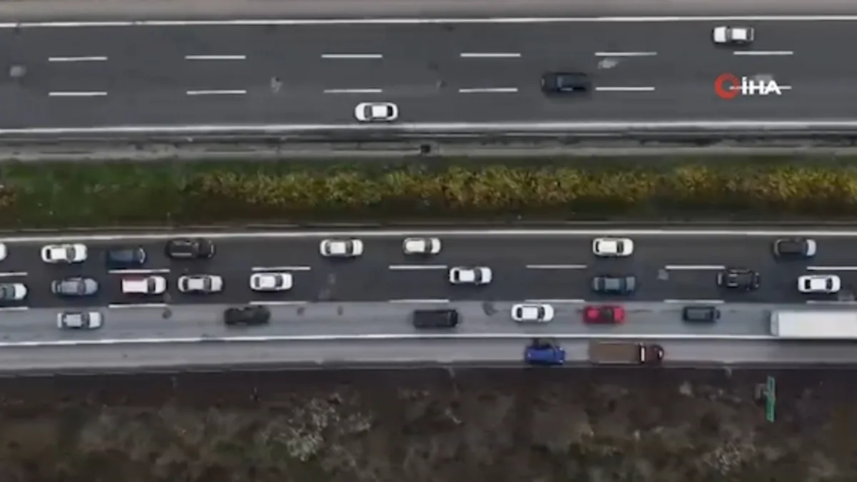 Otoyolda bayram yoğunluğu artarak devam ediyor Otoyolda bayram yoğunluğu artarak devam ediyor