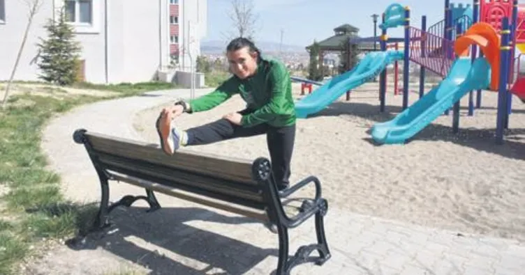 Şampiyon atlet sokakta form tutuyor