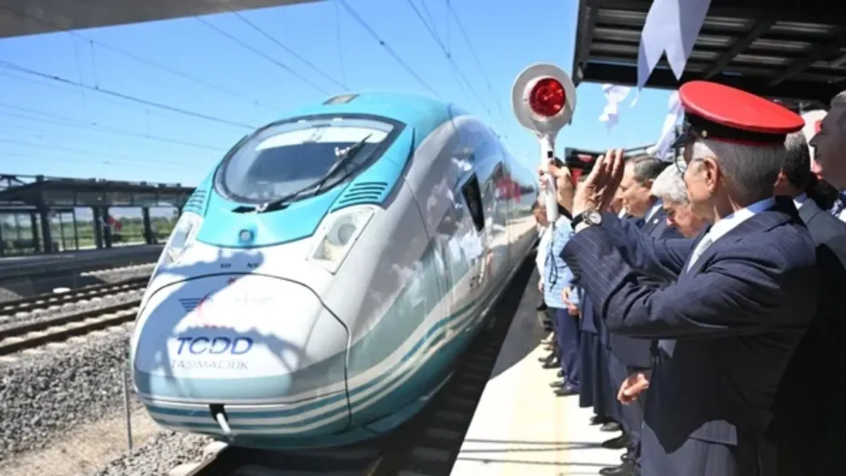Ankara-İstanbul arası 30 dakika kısalacak! Bakan Uraloğlu 250 km/s hıza ulaşacak YHT için tarih verdi haber görseli