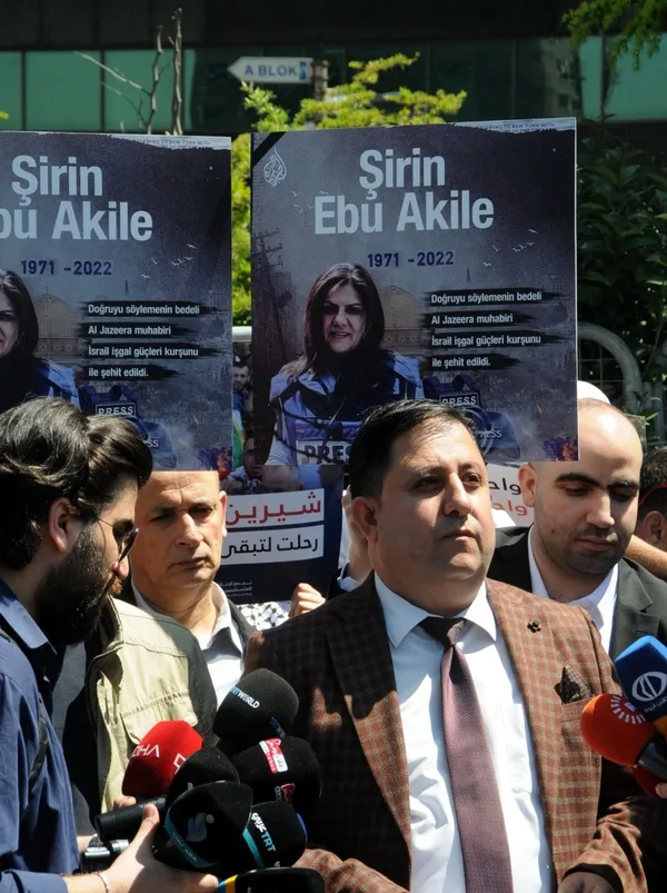 Gazeteci Şirin Ebu Akile’nin İsrail tarafından öldürülmesi konsolosluk önünde protesto edildi