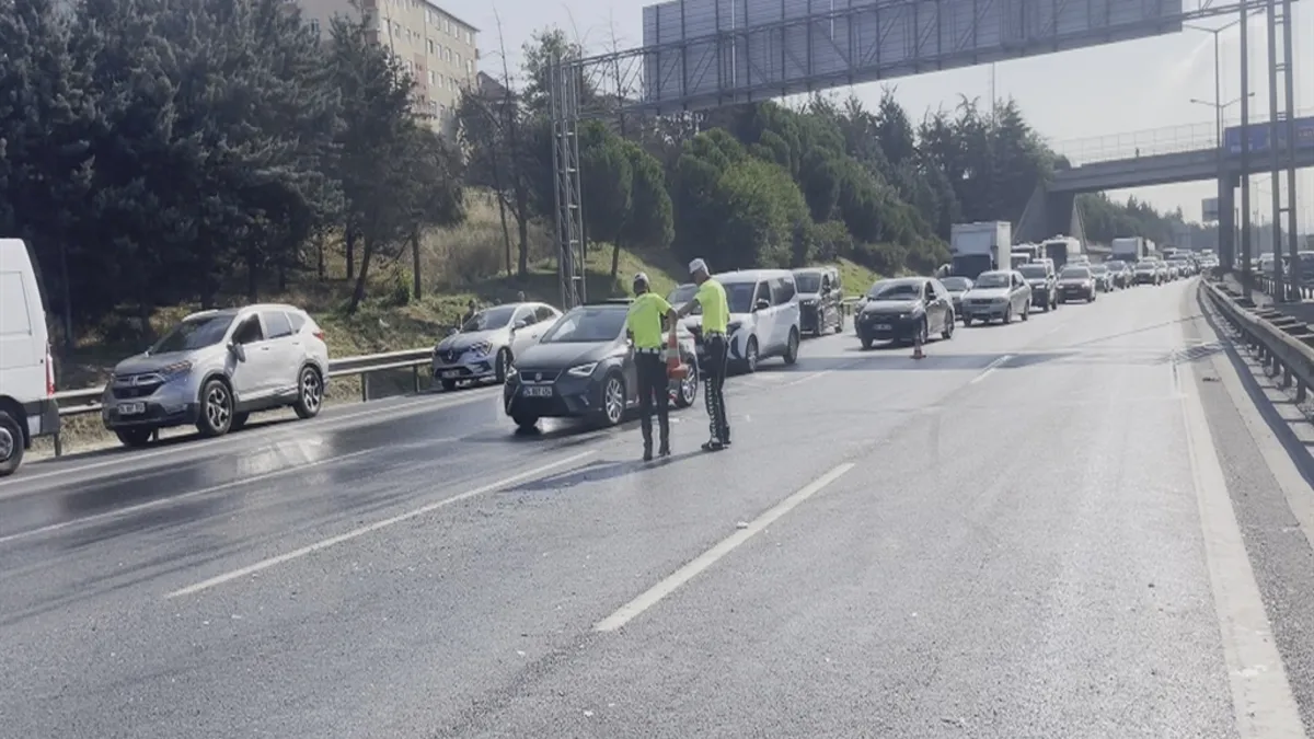 Sultangazi TEM Otoyolu’nda 10 araç birbirine girdi! Sultangazi TEM Otoyolu’nda 10 araç birbirine girdi!