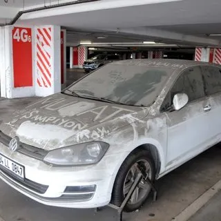 Havalimanı otoparkında 2 araç kaldı