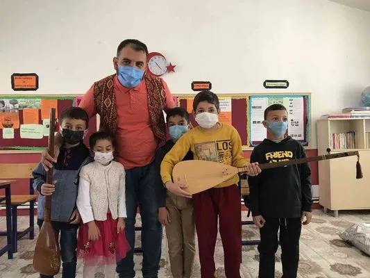 Elazığlı müzik öğretmeni, unutulmaya yüz tutmuş 3 bin yıllık Türk Halk Müziği çalgılarını öğrencilere tanıtıyor