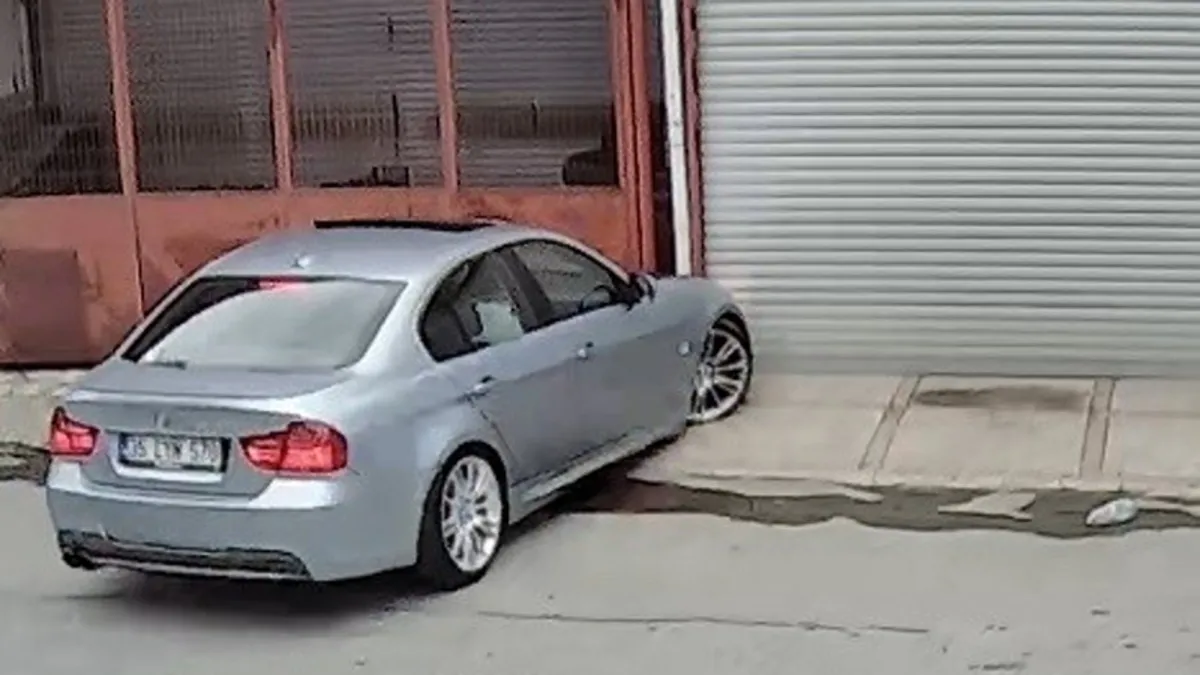 İzmir’de drift yaparken dükkana çarpan sürücü yakalandı İzmir’de drift yaparken dükkana çarpan sürücü yakalandı