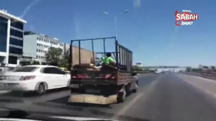 E-5’te iki çocuğun kamyonet kasasında tehlikeli yolculuğu kamerada
