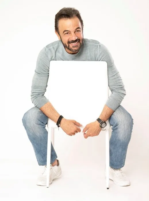 Kerem Alışık oğlu Sadri Alışık ile aynı dizideymiş...Ünlü oyuncu Kerem Alışık'ın oğlu Sadri Alışık dedesinin kopyası!