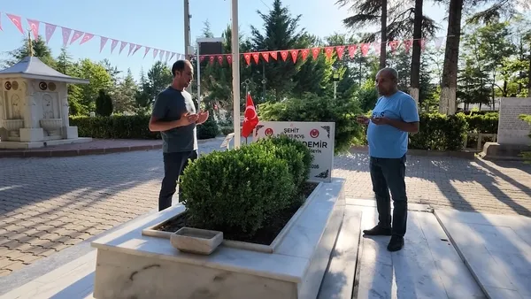 turkiyenin-dort-bir-yanindan-geldiler-15-temmuz-sehidi-omer-halisdemirin-kabrine-anlamli-ziyaret-gurur-duyuyor-1784096692017.jpg