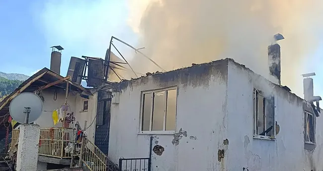 kutahyada-cikan-yanginda-2-ev-kullanilmaz-hale-geldi-1759872454882.jpeg