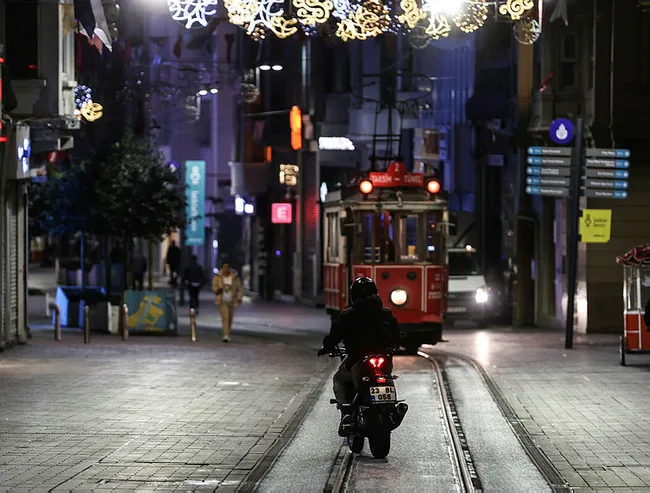 istiklal-caddesi-esnafi-banklarin-kaldirilmasini-talep-etti-1668445957719.jpg İstiklal Caddesi esnafı, bankların kaldırılmasını talep etti