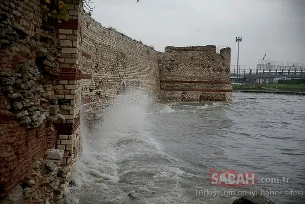 son dakika istanbul da lodos ve firtina faciasinda inanilmaz goruntuler saat kulesi devrildi cati uctu galeri trend yasam