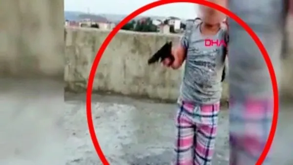 Son dakika haberi: İstanbul Sultangazi'de skandal olay! 6 yaşındaki çocuğun eline silah verip... | Video