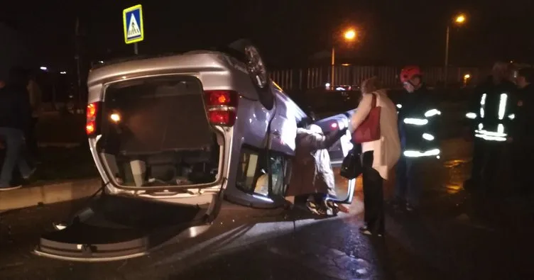 Kocaeli’de iki otomobil kavşakta kafa kafaya çarpıştı: 4 yaralı