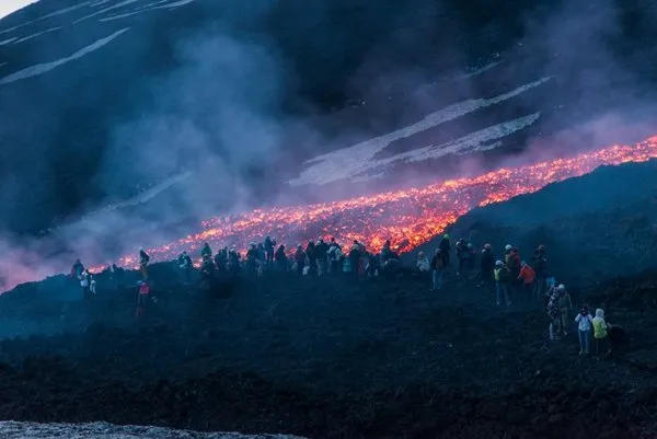 Etna, lav ve kül püskürtmeye devam ediyor.