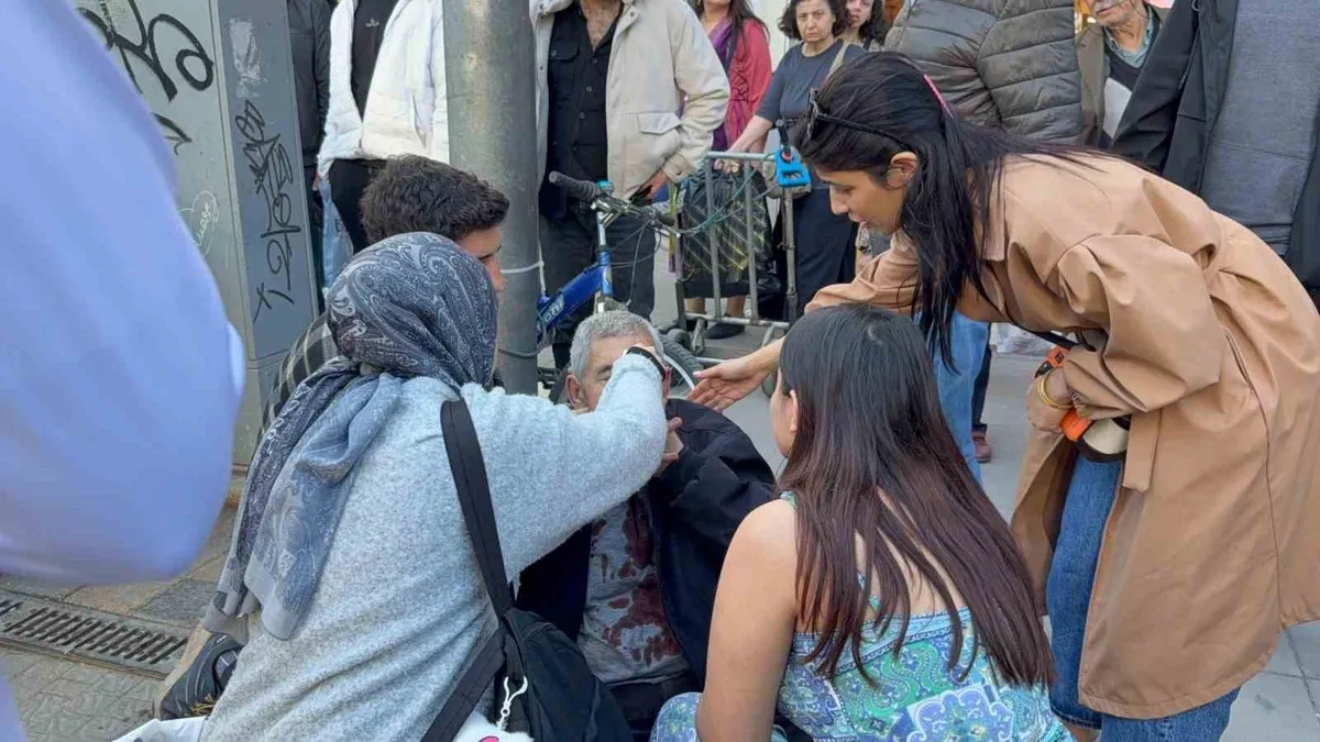 Çocuğun attığı yumrukla yaşlı adam kanlar içinde kaldı! Çocuğun attığı yumrukla yaşlı adam kanlar içinde kaldı!