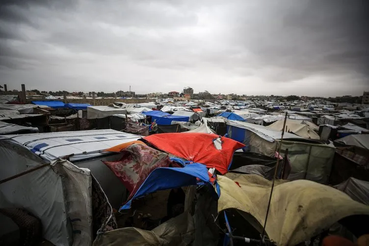 Siyonist İsrail sadece bombalarla katletmiyor: Bir yanda bombalar diğer yanda kara kış