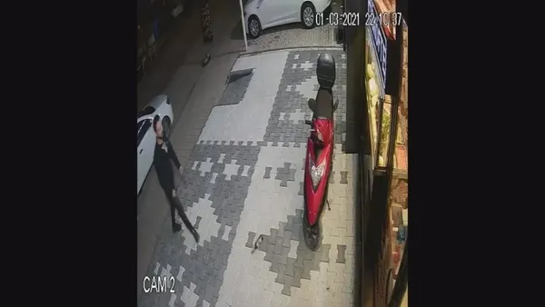 son-dakika-aci-cig-kofte-dayagi-olayinin-yasandigi-dukkana-bira-siseleri-ile-saldirdilar-iste-o-anlar-1614636332982.jpg Son dakika: 'Acılı çiğ köfte dayağı' olayının yaşandığı dükkana bira şişeleri ile saldırdılar! İşte o anlar