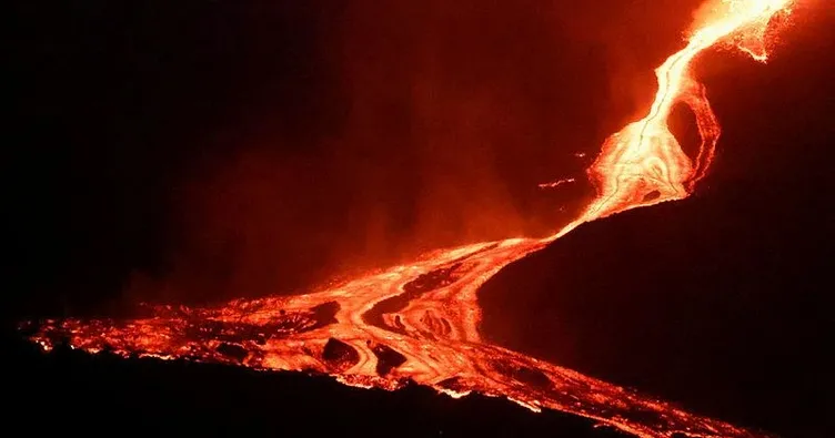 Kanarya Adaları’nda korkulan oldu! Yanardağdan çıkan lavlar denize yaklaştı