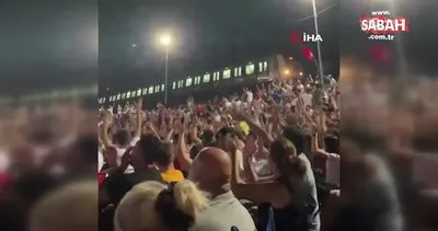 Marmaray makinisti Milli maçı taraftarla beraber izledi | Video