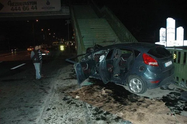 Maltepe'de otomobil üst geçit merdivenlerine çarptı