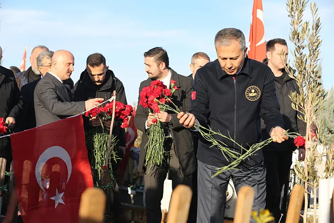 bakan-yerlikaya-deprem-sehitligini-ziyaret-etti-1770306310428.jpg