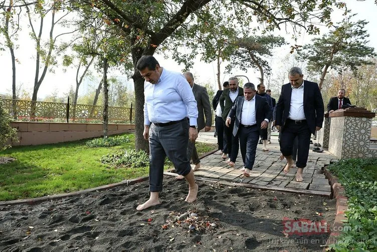 İstanbul Esenler’de 15 Temmuz Millet Bahçesi içerisinde açılan parkurda çıplak ayakla yürünüyor