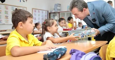 Bergama Belediyesi okula yeni başlayan öğrencilere eğitim seti dağıttı