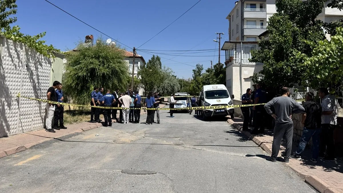 Üvey kızını vurduğu silahla hayatına son verdi