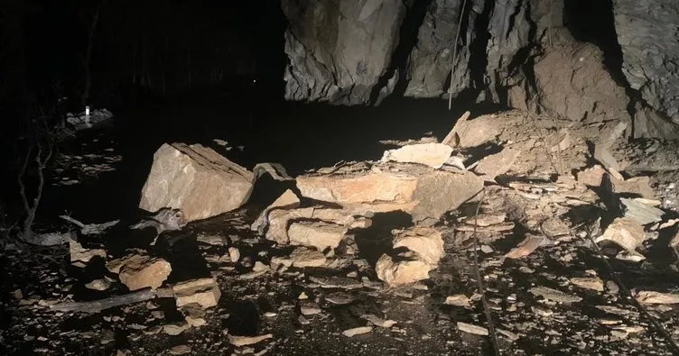 Tunceli’de yola düşen devasa kayalar, yolu trafiğe kapattı