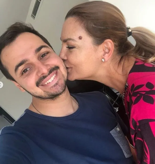 Kerem Alışık oğlu Sadri Alışık ile aynı dizideymiş...Ünlü oyuncu Kerem Alışık'ın oğlu Sadri Alışık dedesinin kopyası!