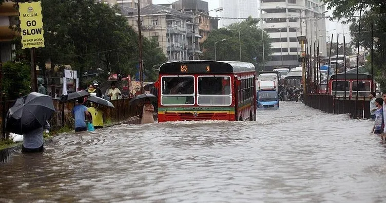 Hindistan’da muson yağmurları can almaya devam ediyor