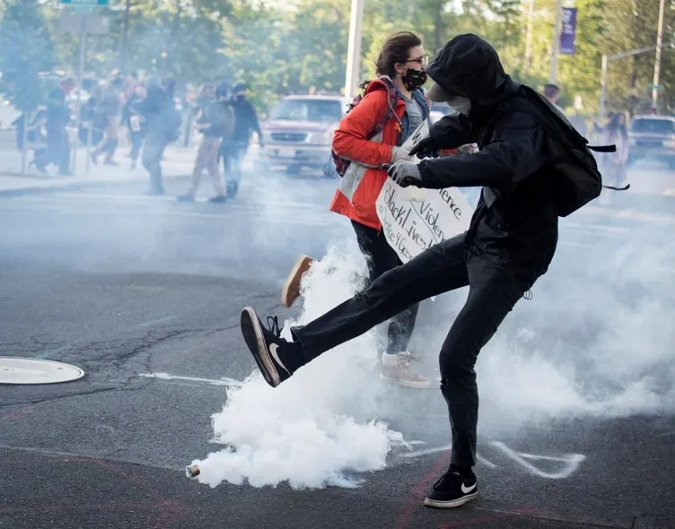 ABD'de öfke kaosa döndü| Washington'da sokağa çıkma yasağı ilan edildi! George Floyd'un öldürülmesinin ardından başlayan protestolarda son dakika gelişmeler...