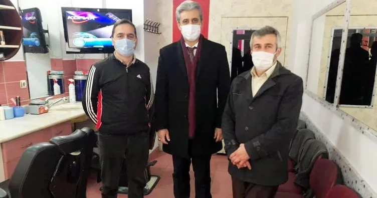 Yozgat belediye başkanı Celal Köse vatandaşı dinliyor