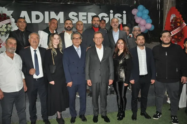 doktor-vedat-gunyar-25-yildir-dogum-yaptirdigi-cocuklarin-ilk-adimlarini-attigi-ayakkabilarin-sergisini-acti-1701728171430.jpg