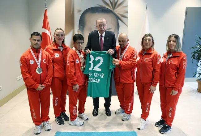 baskan-erdogan-turkiye-ozel-sporcular-spor-federasyonu-temsilcilerini-kabul-etti-1790706933092.jpg