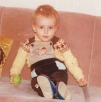 Fotoğrafta el sallayan bu küçük erkek çocuğu şimdilerin ünlü popçusu! Tavırları hala aynı