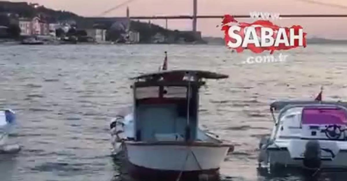 Yabancı askeri gemiler kıyıdaki tekneleri parçaladı | Video