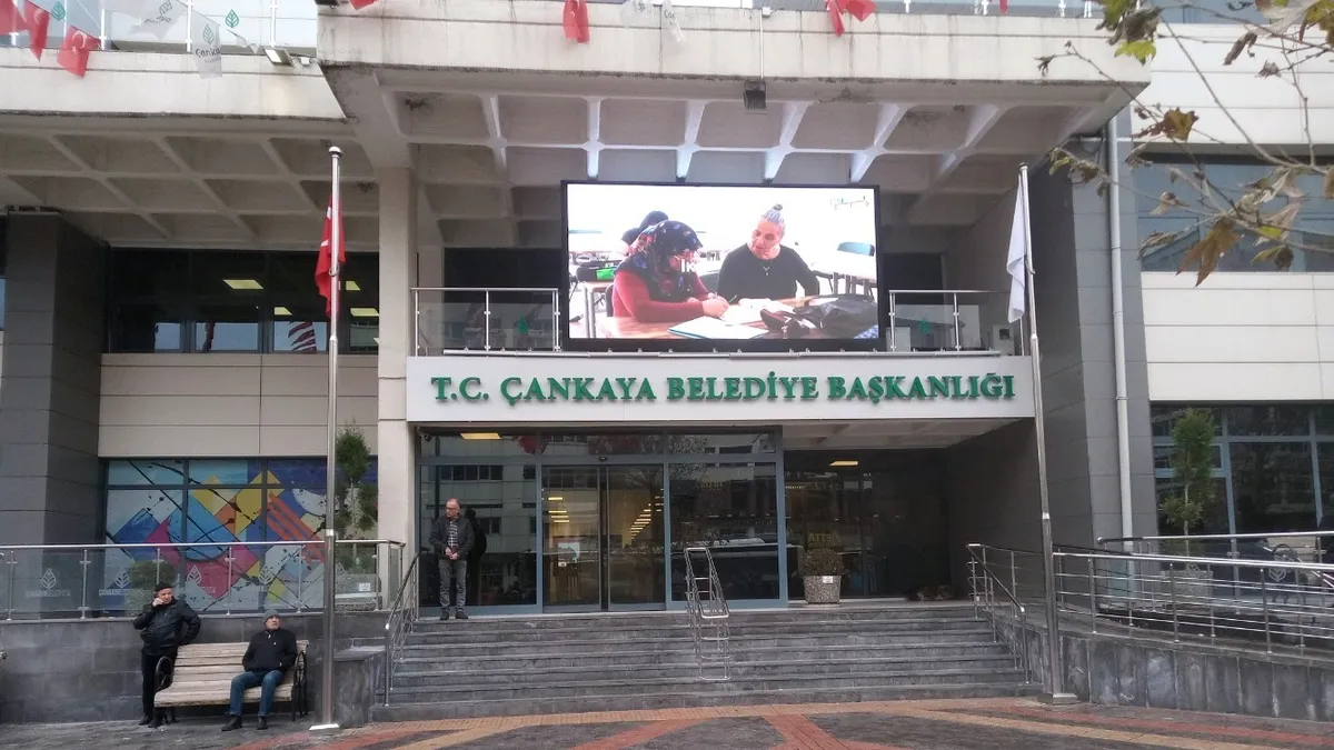 Çankaya Belediyesi binası önünde polis ekipleri.