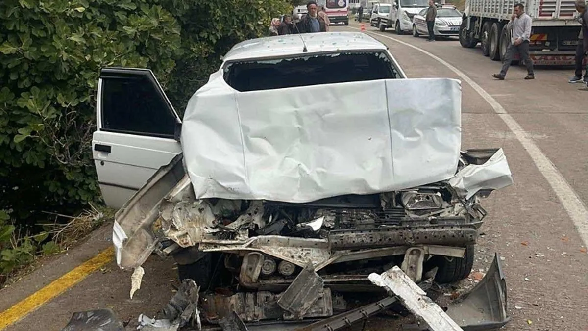 Kamyon ile otomobil kafa kafaya çarpıştı: 4 yaralı! Kamyon ile otomobil kafa kafaya çarpıştı: 4 yaralı!