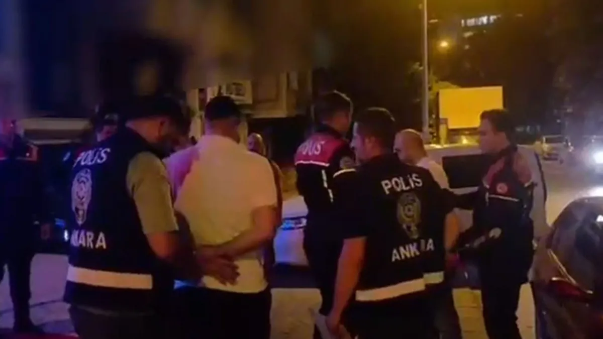 Ankara'da polis ekiplerinin korsan otoparkçılara yönelik düzenlediği operasyonda şüphelilerin gözaltına alınması.