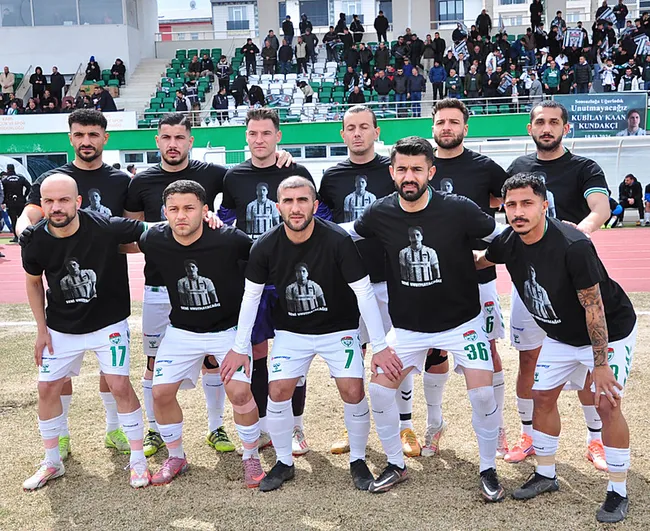 oldurulen-futbolcu-kubilay-kaan-kundakci-yesil-sahada-anildi-1774789370592.jpg