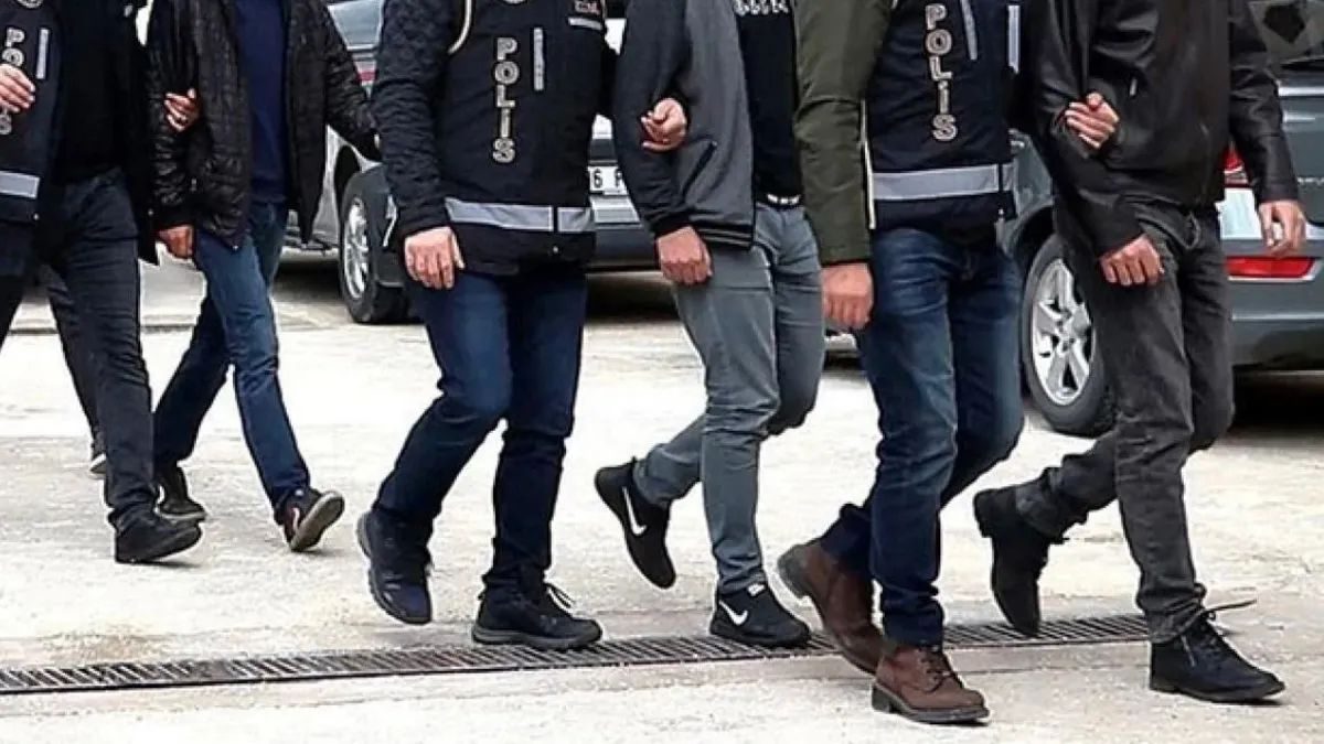 İzmir’de FETÖ operasyonunda 9 şüpheli gözaltına alındı İzmir’de FETÖ operasyonunda 9 şüpheli gözaltına alındı