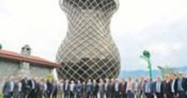 Rize’de çay çarşısındaki 29 metrelik çay bardağı yoğun ilgi görüyor